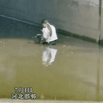 图1：小姐姐脑子是不是哪里有问题啊？不应该是先退出来在打电话的吗？#妙笔生花创作