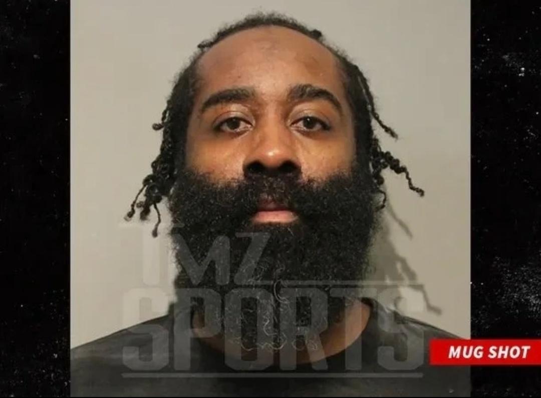 哈登被捕后照片球场造犯规玩上瘾，凌晨开车把枪随手放明面上，主动送警察业绩。一百块