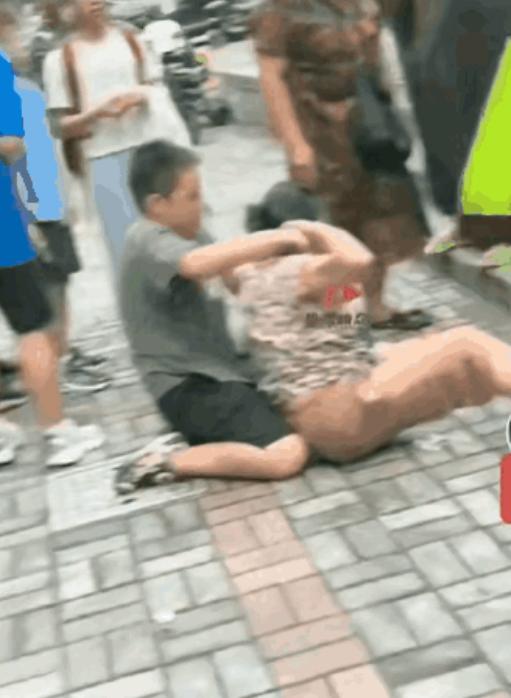 街头人来人往，谁也没料到会撞见这样扎心的场面。一个才10多岁的半大孩子，就因为亲