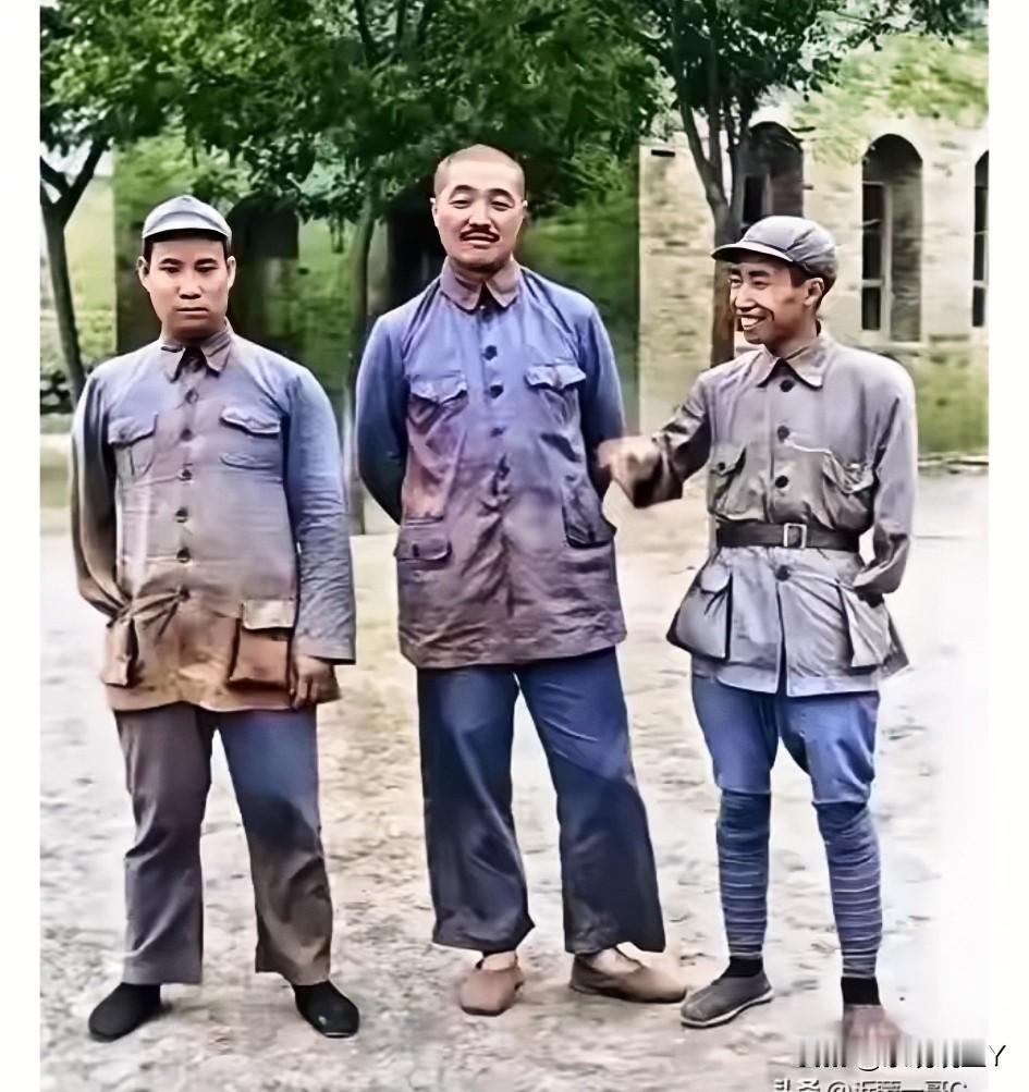 这才是1937年7月份贺龙元帅与两位独臂将军在陕西富平县的真实样貌，这并非演戏，
