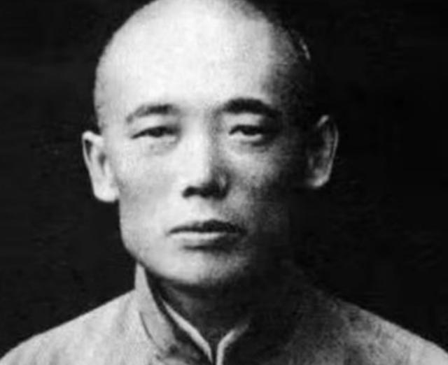 1896年，慈禧太后正准备睡觉， 寇连才 突然跪在床前，大声痛哭，慈禧一听恼了，