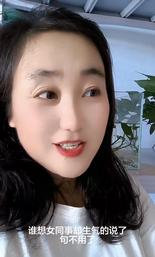 职场男同事约女同事吃烛光晚餐，女同事去厕所后发了个＂957807＂，男的完全看不
