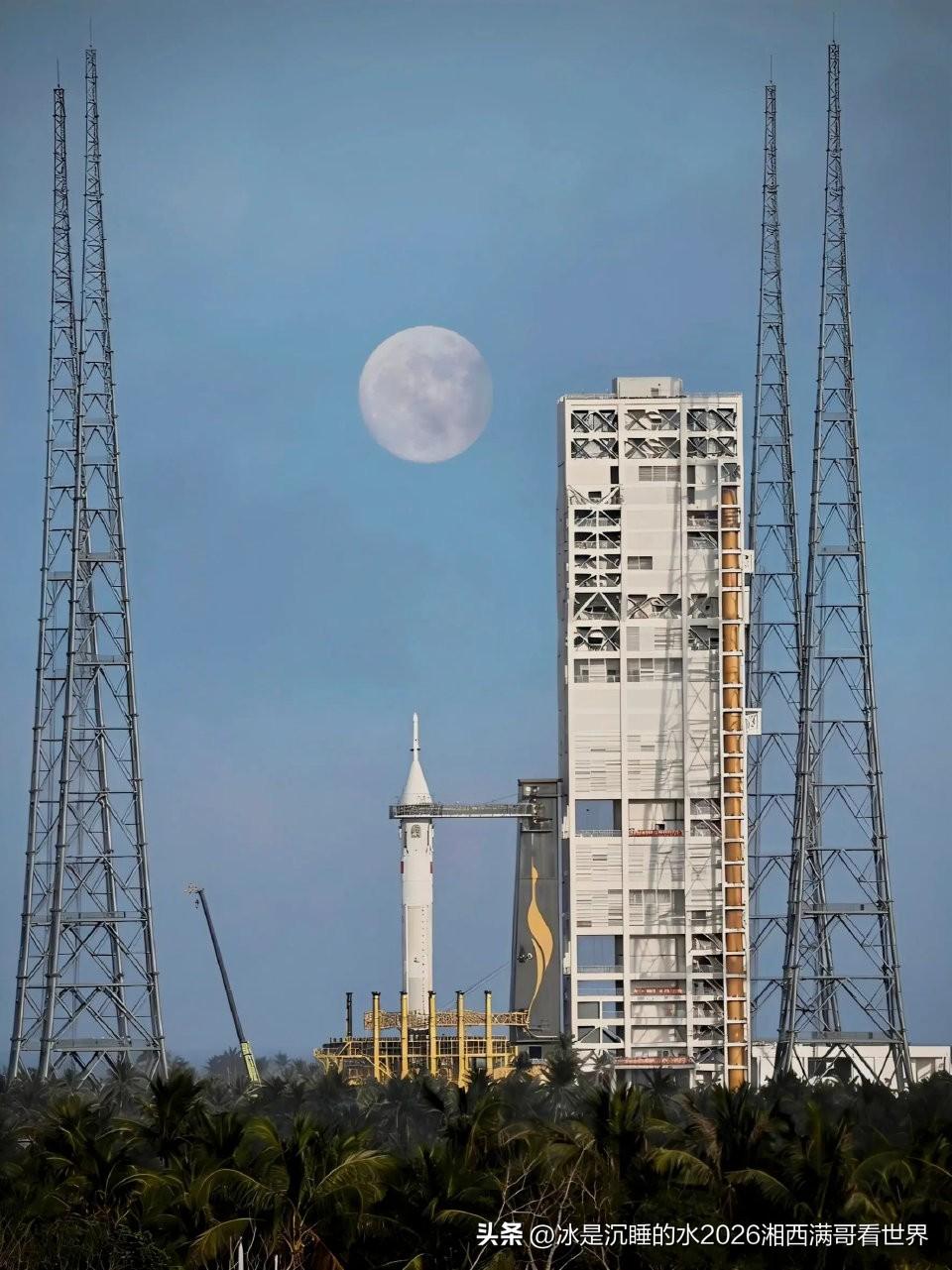 明月当空，神箭蓄势待发。
“梦舟”飞船最大动压逃逸飞行试验/“长征十号”系列低空