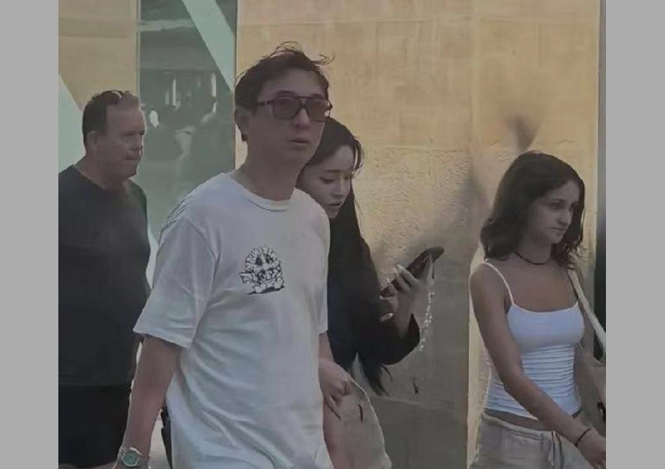 王思聪不回国，根本不是因为欠债。

很多人以为他是欠了20亿躲在外面，其实早在2