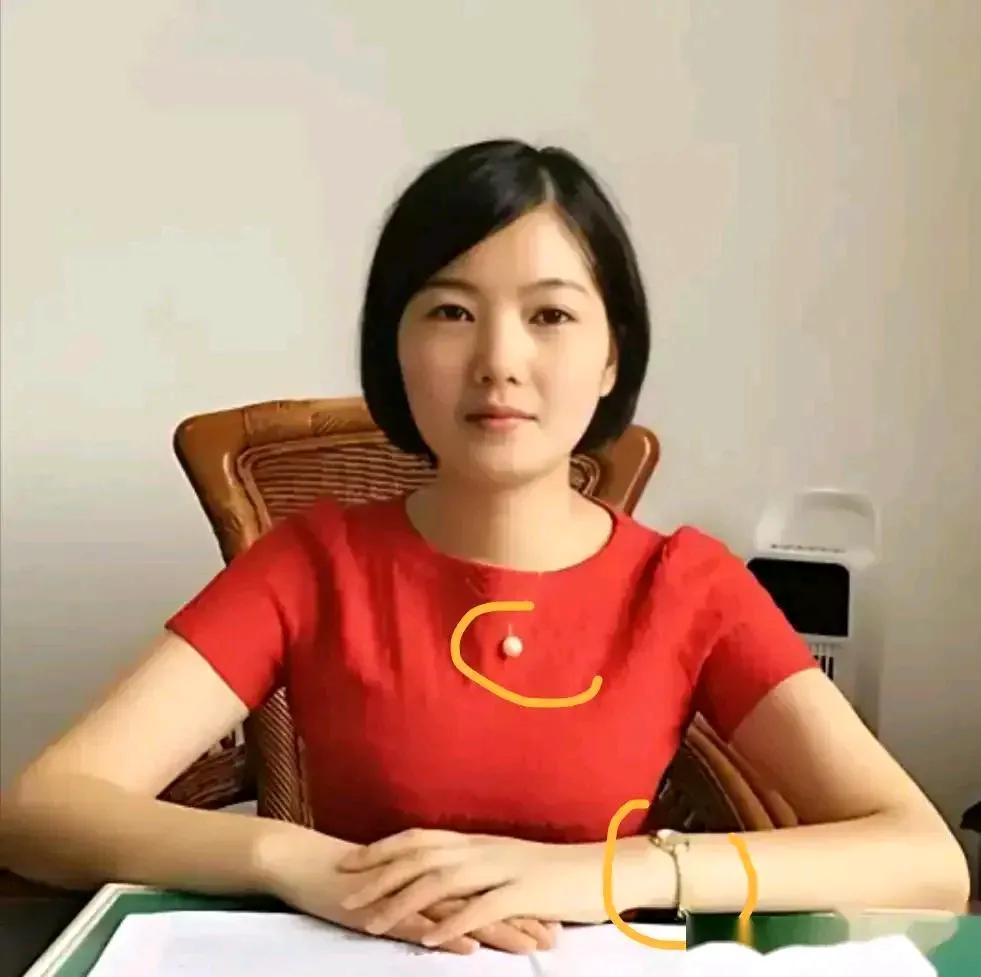 李佩霞的父亲现在悔不当初啊
身为人民教师
却教不好自己的女儿
让她走上了邪路
搞