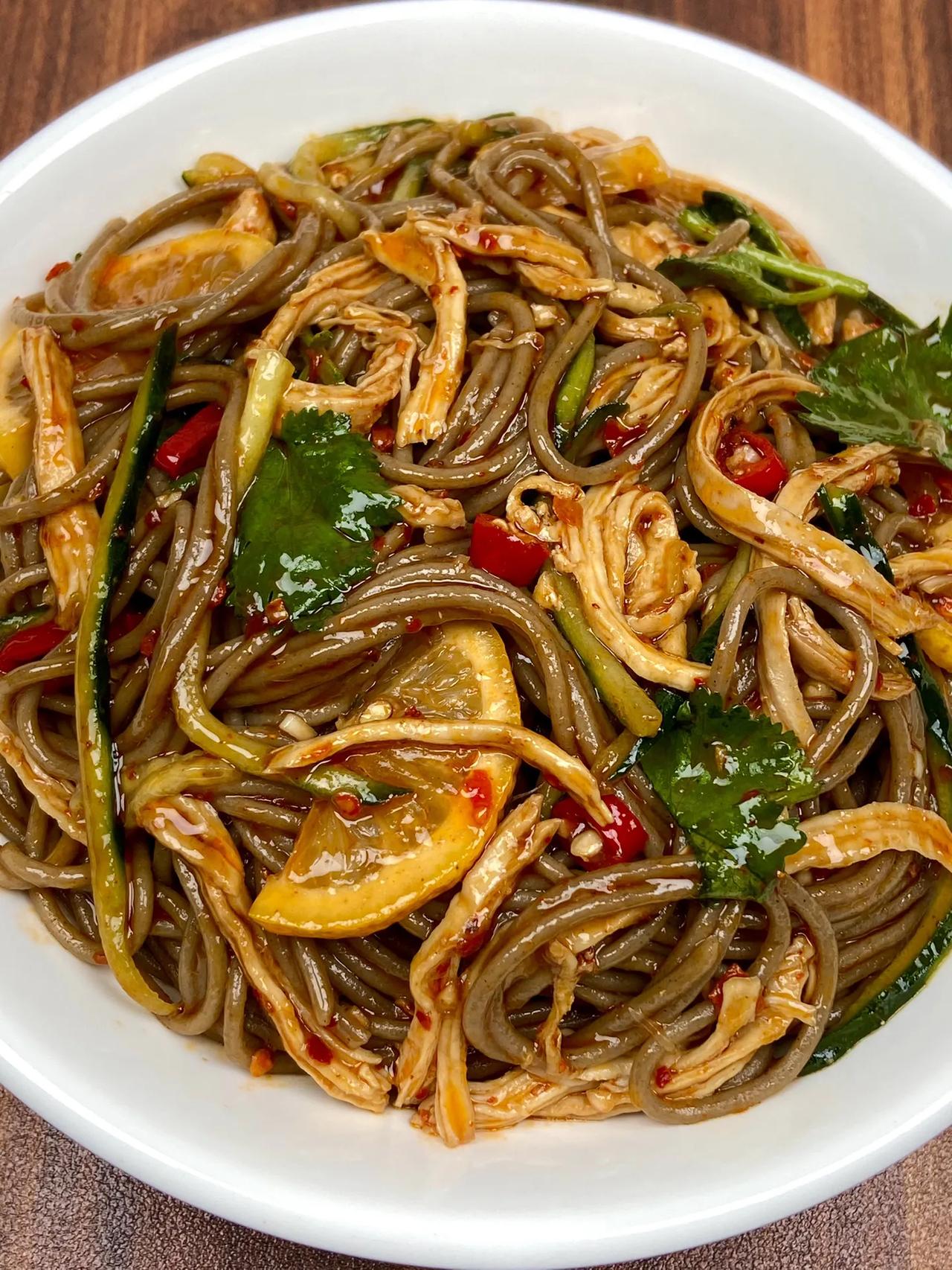 荞麦面最好吃的做法，我不允许你们不知道!
       夏天必吃的凉拌鸡丝荞麦面