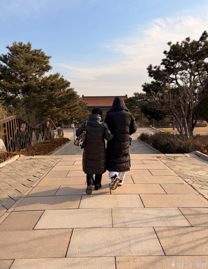 薛之谦祭拜赵英俊薛之谦发文悼念赵英俊：时光飞逝，都要照顾好自己，好好生活，一直在