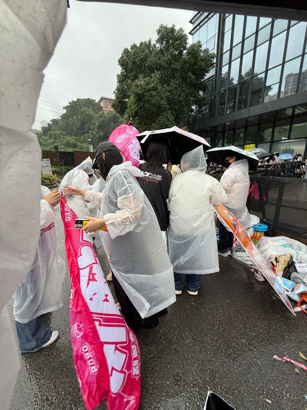 杨涵博粉丝下雨生日应援风雨挡不住偏爱，雨中生日应援满是诚意，杨涵博值得所有温柔✨