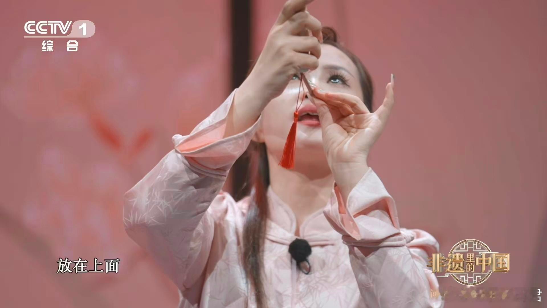 中国杂技看呆了 看王娜娜表演不敢呼吸！竹扦轻咬顶起方桌旋转，眼与牙的精准控制让人