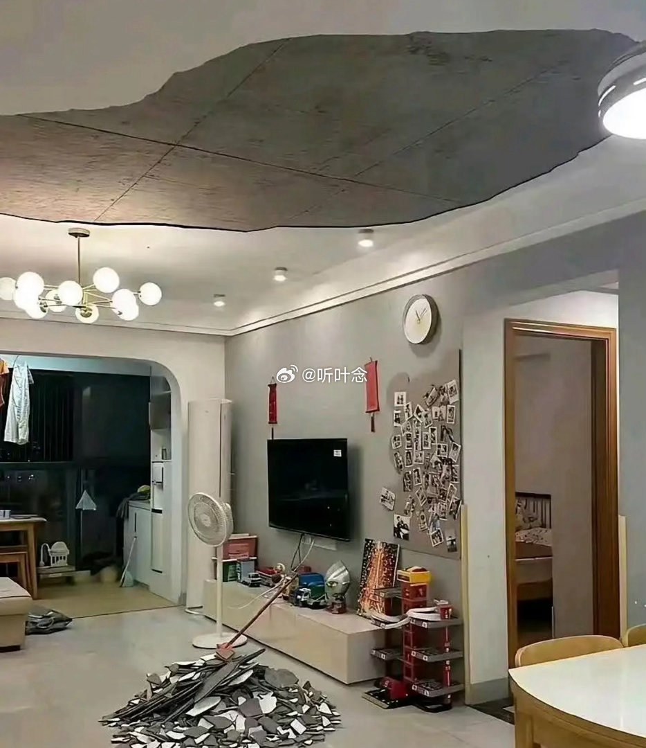 买个菜回来发现天都塌了！这个楼上有责任吗？可以找他索赔吗？ 