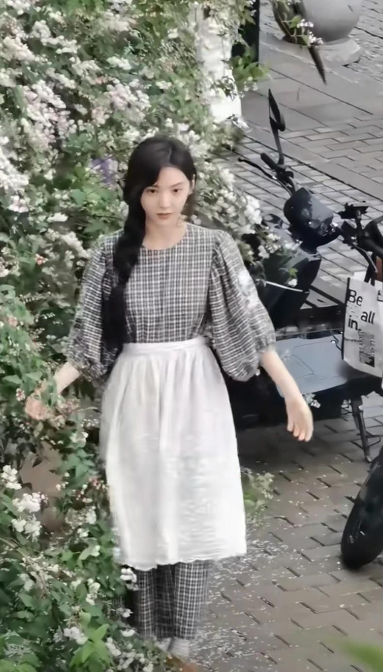 重庆金山意库文创园偶遇章若楠
好仙的女明星啊
又白又嫩又清纯
看着真的太养眼了

