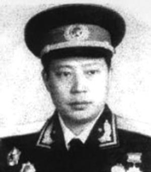 开国少将龙飞虎高大魁伟，虎背熊腰。双眼微眯，睁开时，精光射人，瞬间即合，仍恢复微