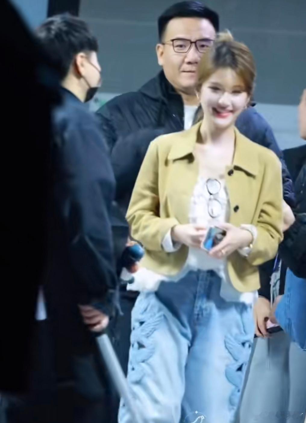 赵露思节目录制下班路透，挽发造型温柔又有气质！！