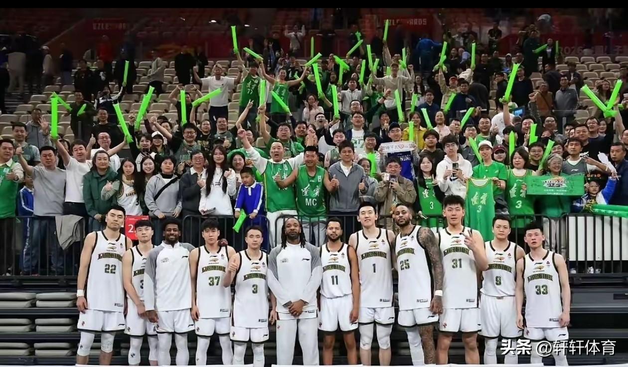 这是一张让人很感动的照片，辽宁男篮在最困难的时候，背后任然拥有着辽宁球迷的强大后