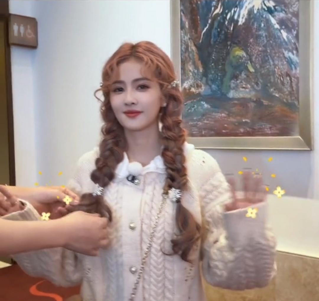 白鹿一蹦一跳，像从森林里跑出来的小精灵，没滤镜也发光。
《奔跑吧》里疯起来比谁都