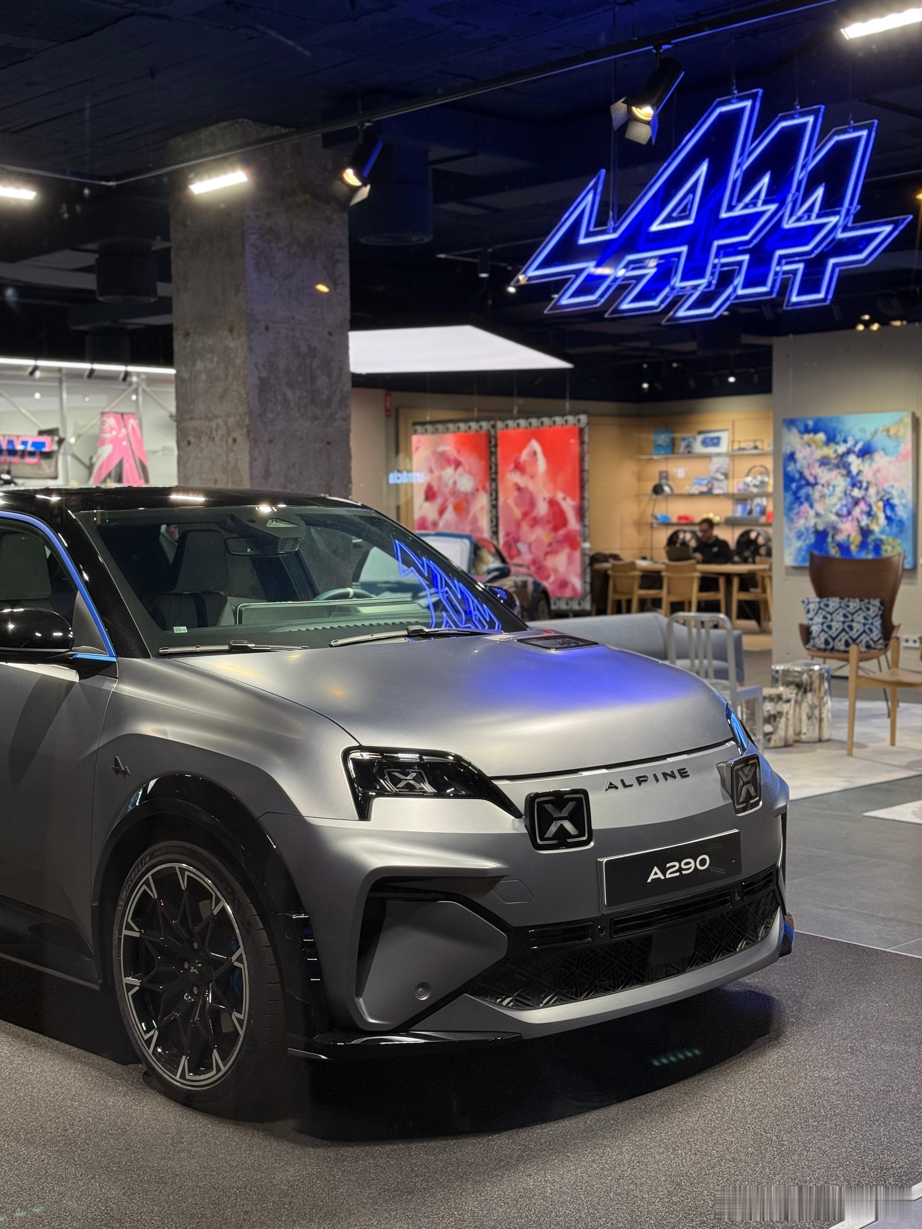 路过了Alpine的展厅，A290真是忍不住让人多看两眼