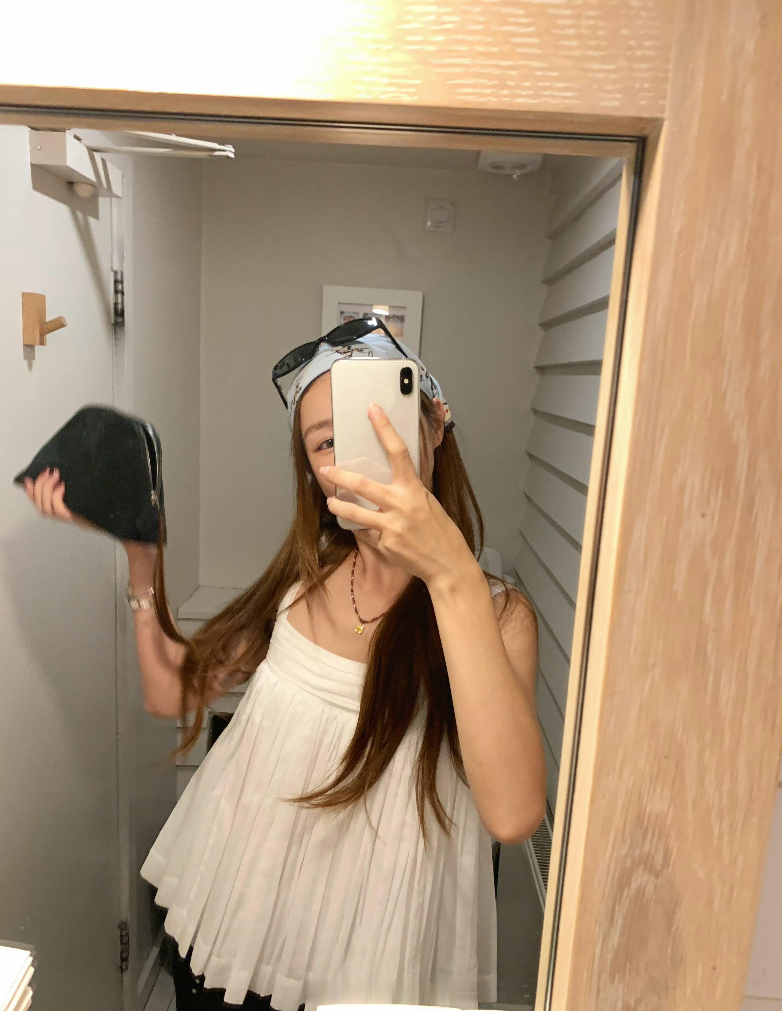大环境不好，赚钱挺难的，iPhone Xs也还能用，不换手机了，要换就换iPho