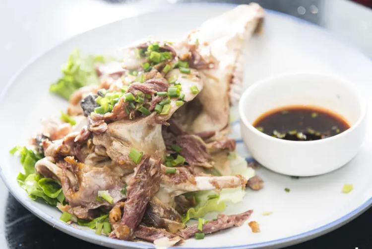 羊头、牛头、驴头哪个好吃，这得看个人口味。
羊头肉有股独特膻味，处理好了那叫一个