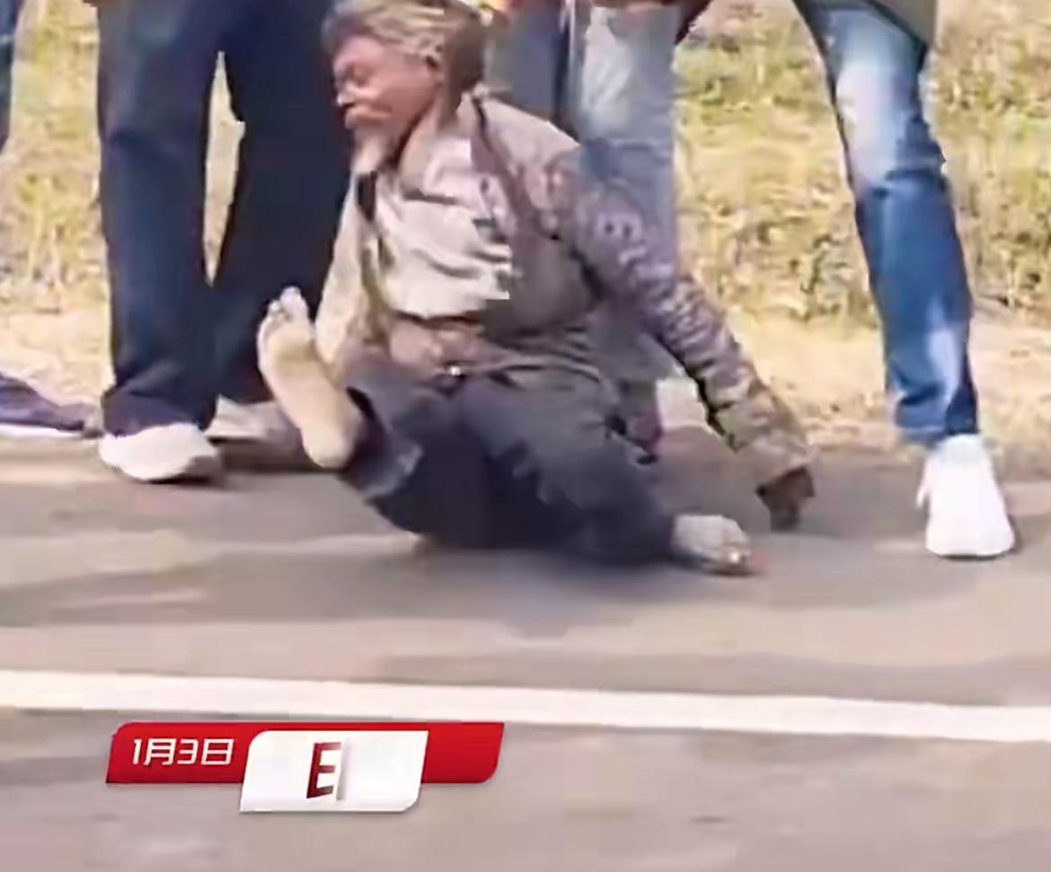 印度老人吃牛肉被群殴，多名男子对他拳打脚踢，打得他满地打滚，老人看起来真的太可怜