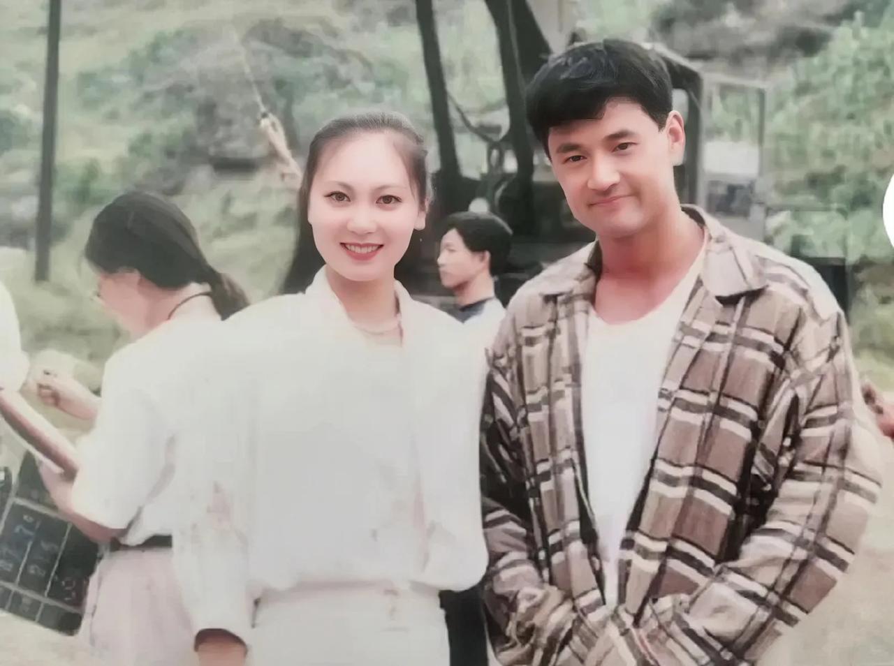 30多年前，年轻时的于荣光和一个美女的合影，那时的于荣光还是个帅气的小鲜肉。
年