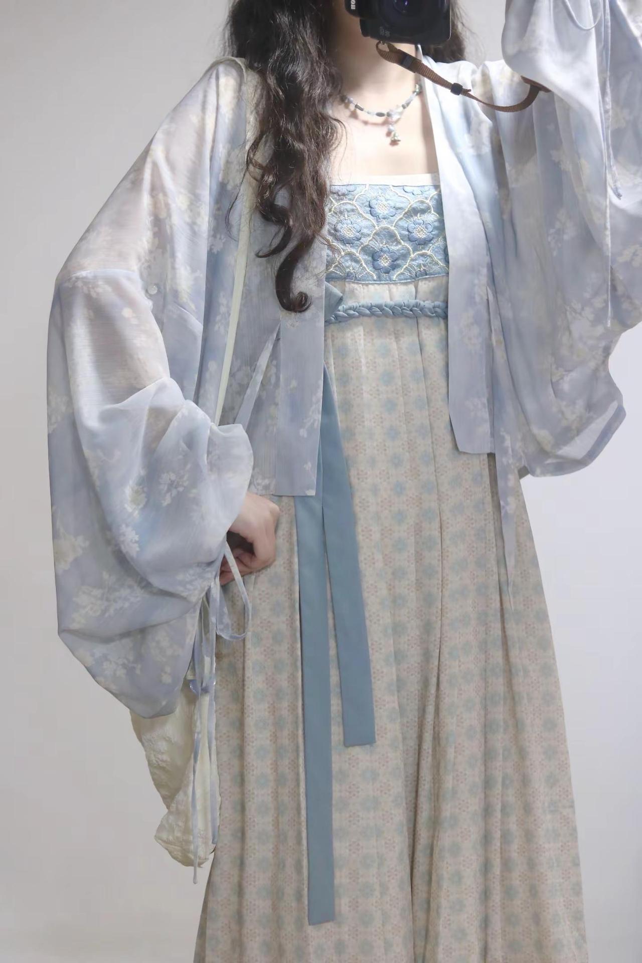 汉服｜法门寺披衫✖️汉元素齐胸裙好清新。这世上真的会有人不喜欢蓝色吗？如果真的有