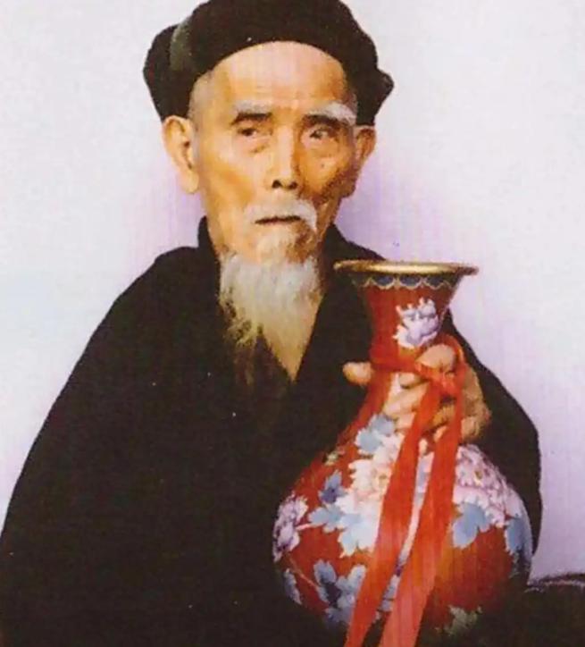 “中国长寿之王”龚来发，一辈子没有娶妻活到了133岁，然而令人发解的是，他有一个