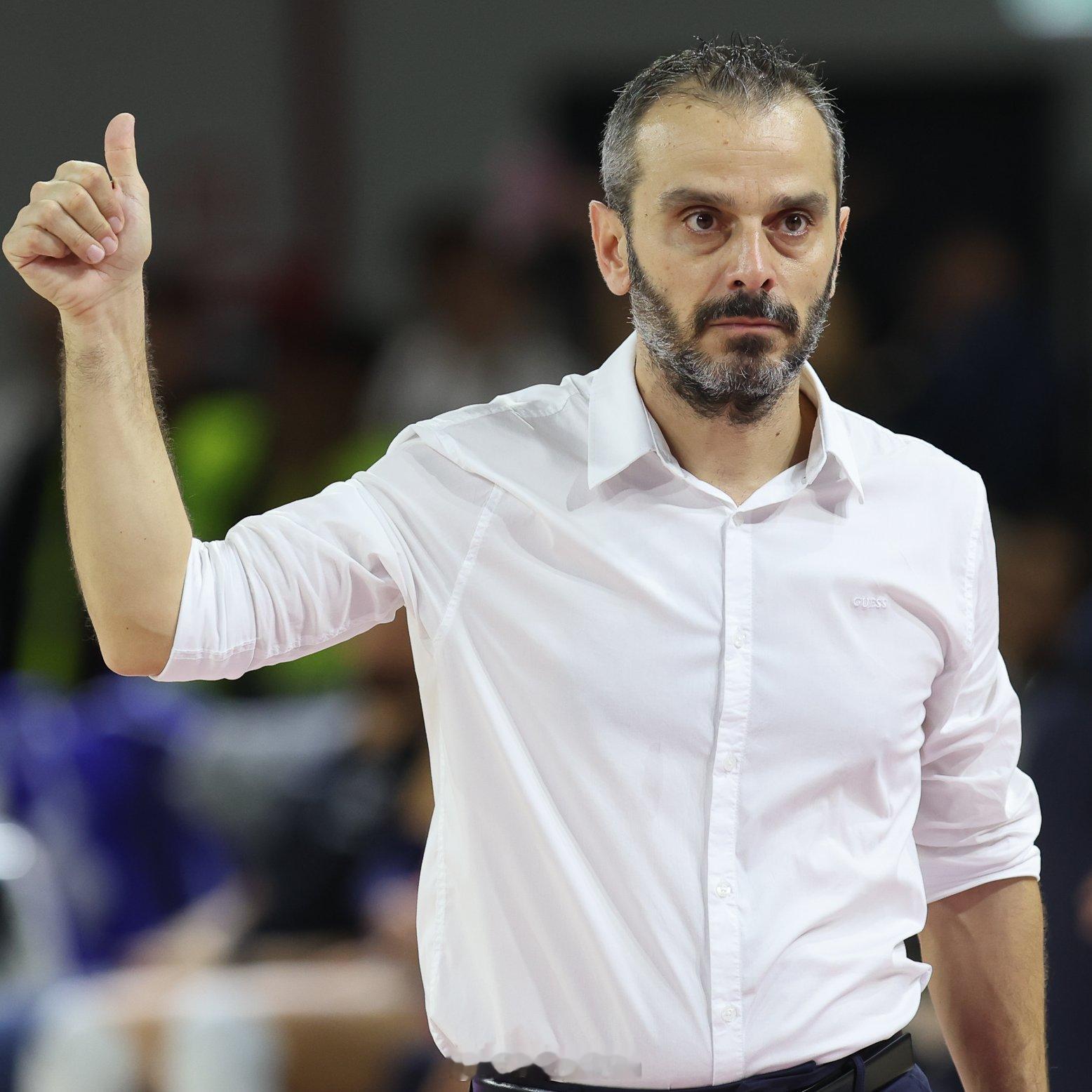 女排世界女排新闻 斯坎迪奇输给瓦基弗后 ，加斯帕里表示："今天我们深感遗憾，因为