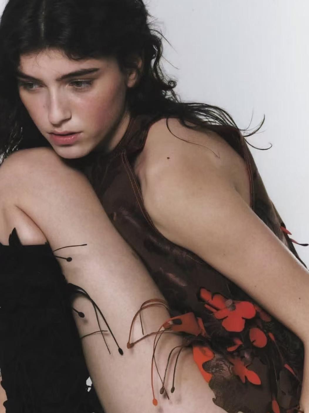 在这一段故事里，
我是唯一的死者，
我将为爱殉身，
因为我爱你，因为我爱你，
亲