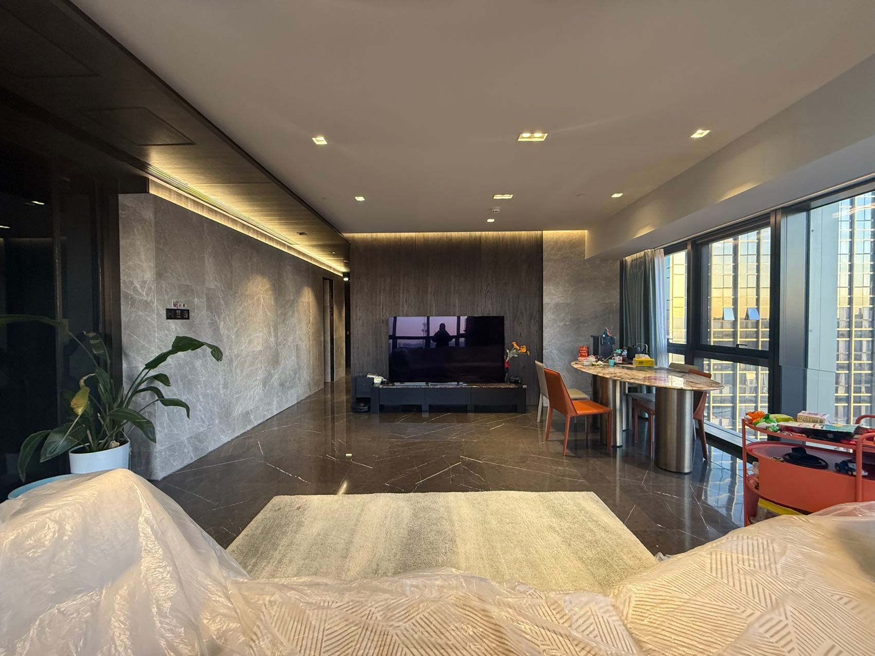 下周回北京搬家，房价起起伏伏最终还是决定租房。北漂3年一直在燕郊以后发微博终于不