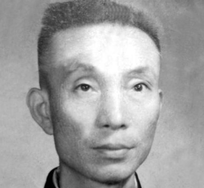 1939年，日军在南京召开宴会，军统特工詹长麟趁机混入其中，拿出了一包剧毒，悄悄