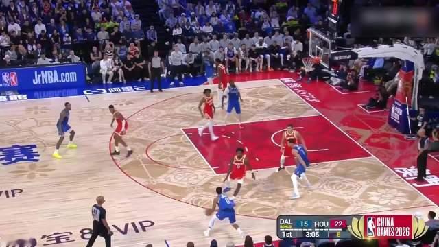 #张家齐解说NBA中国赛#
当独行侠队球星命中一记超远三分时，张家齐在解说席上发出惊叹，反复追问“这