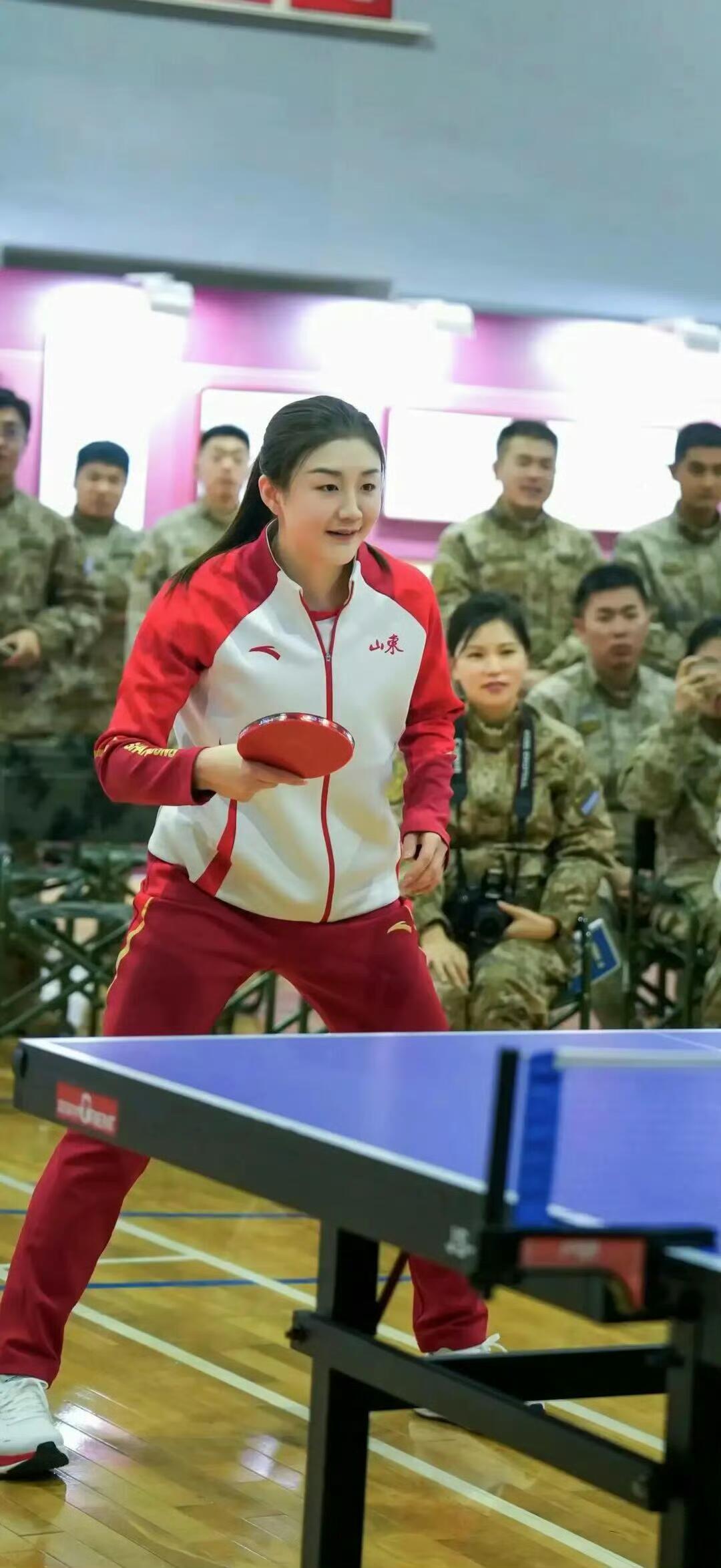 陈梦与部队官兵切磋球技奥运冠军陈梦赴部队参与“奋斗者说”交流，与官兵挥拍切磋、赠