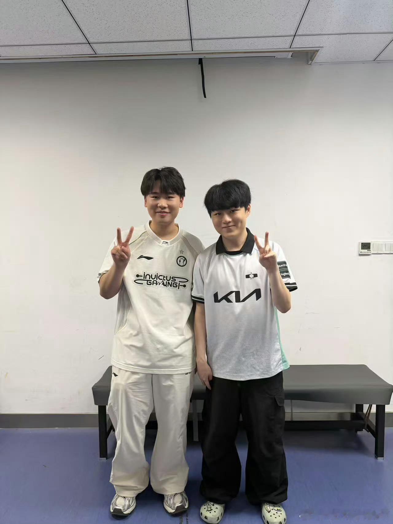 Wei晒了与ShowMaker的合影，俩人看着咋这么像呢？ 许秀给Faker模仿