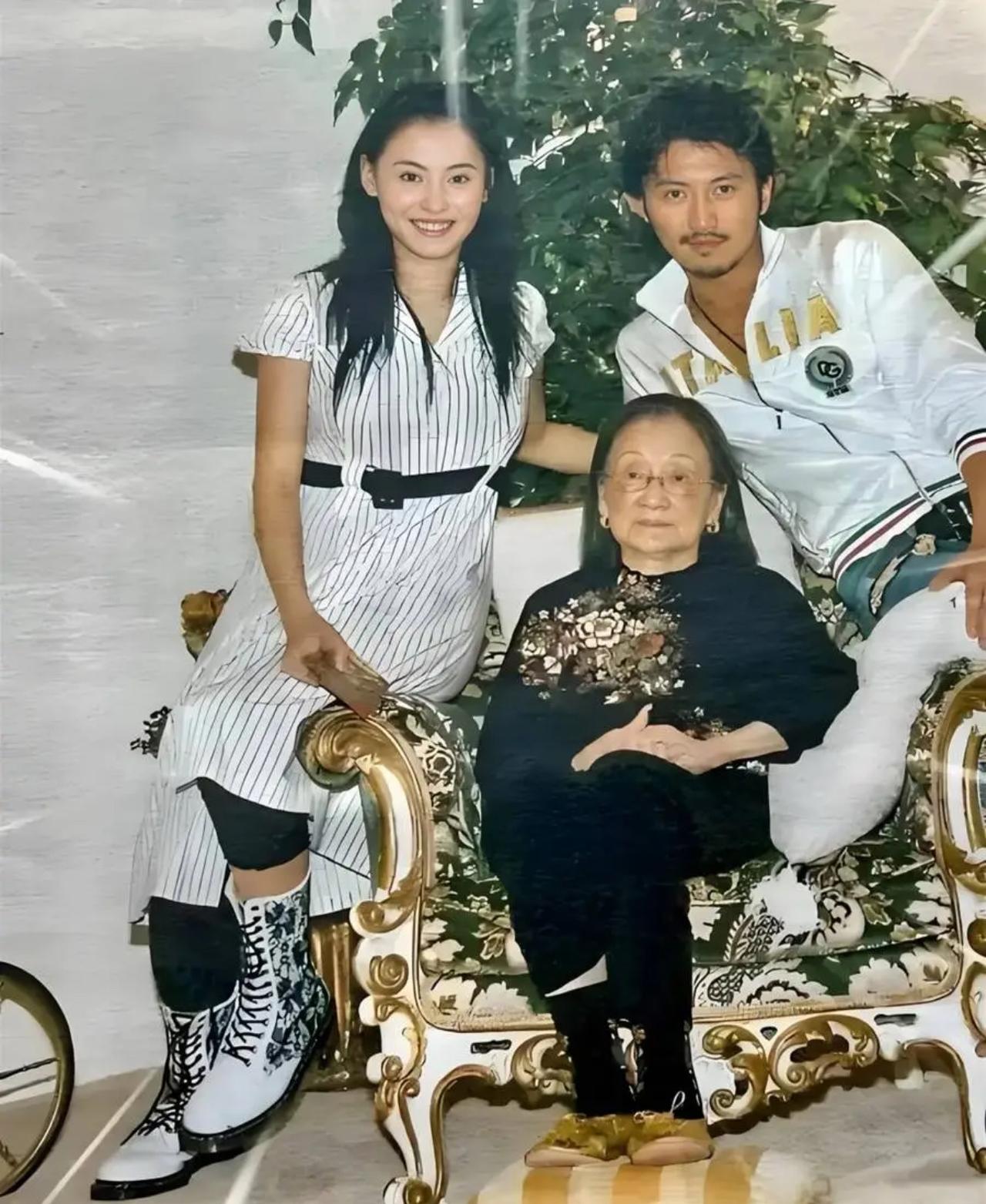 2007年，谢霆锋带着当时的妻子张柏芝一同前往温哥华看奶奶，当时的张柏芝看上去有
