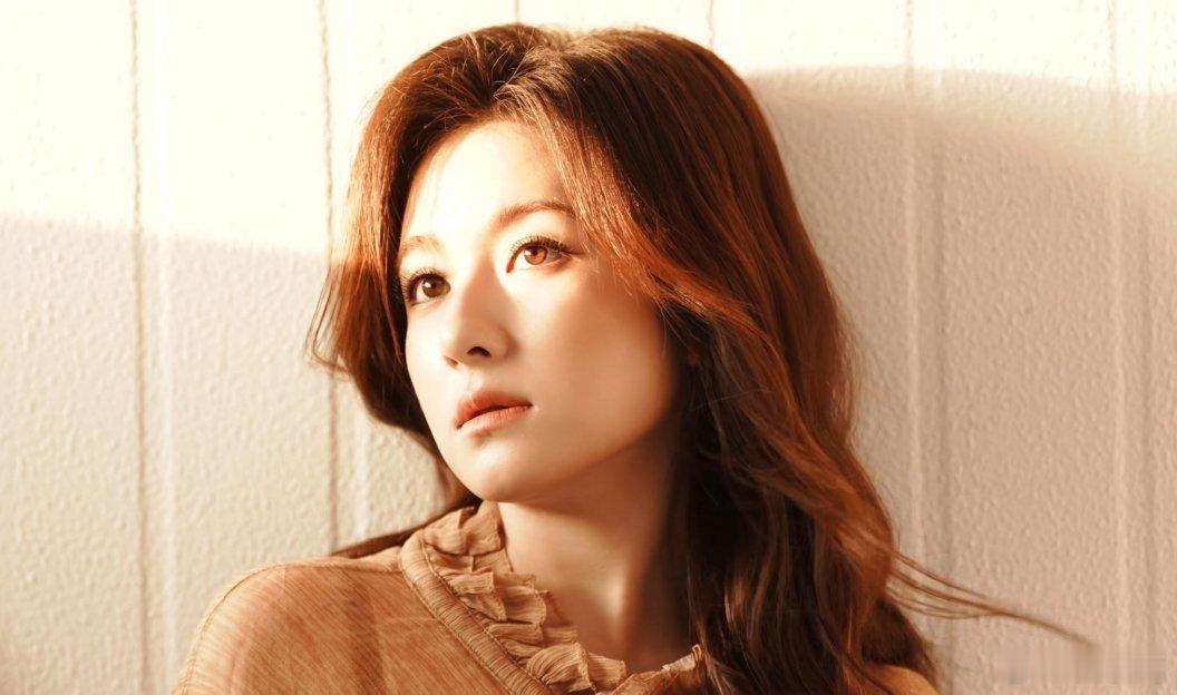 李兰迪 琥珀色的眼睛，截图都这么美，安静的时候有点忧伤，笑起来又明媚，明媚沉静的