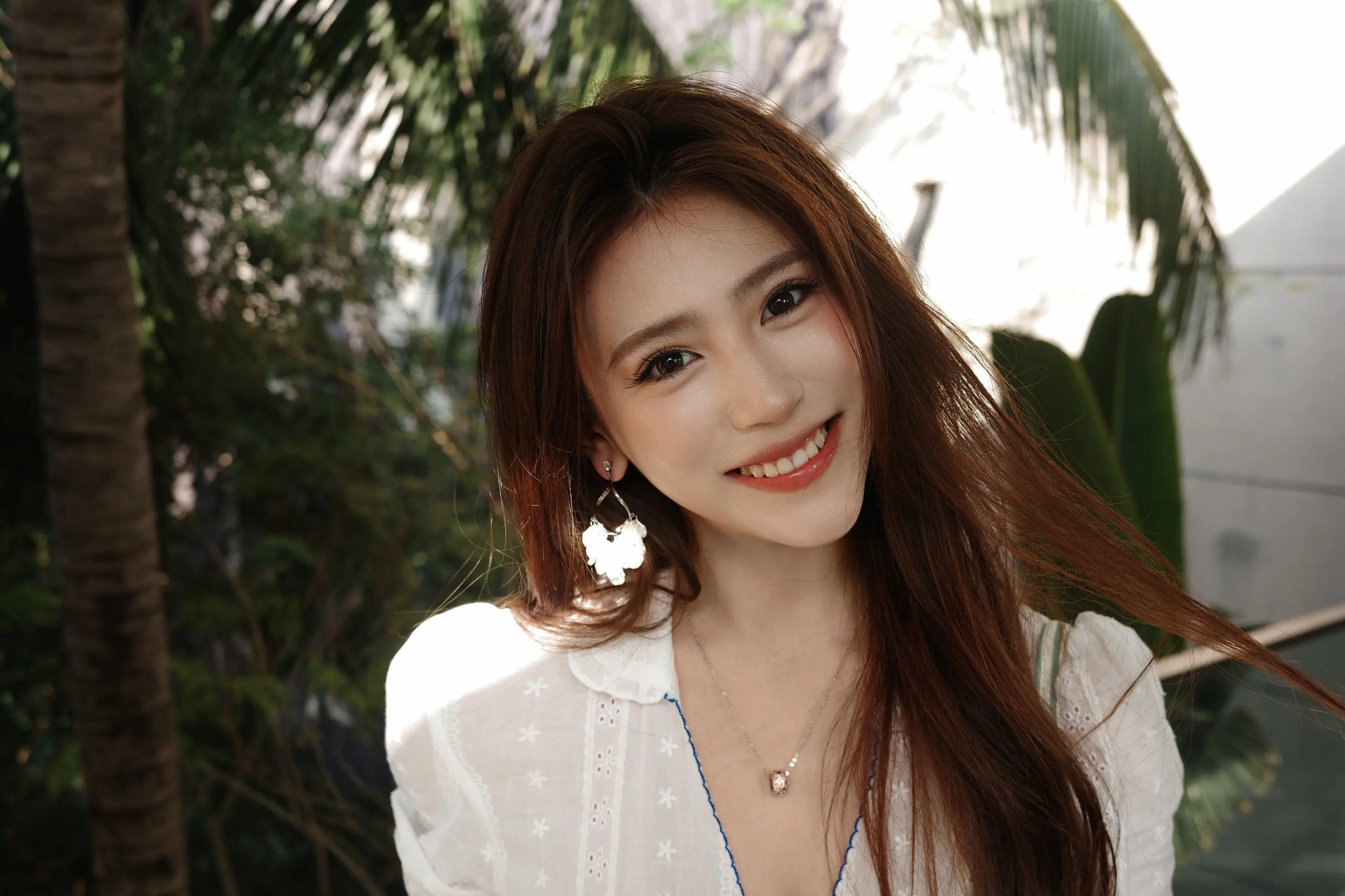 阳光照亮着你眼睛。