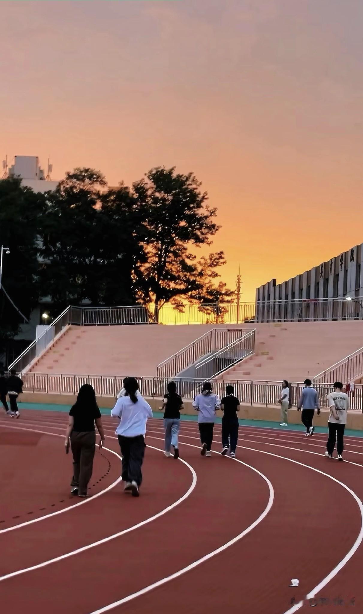 人老了才明白，真正的快乐就这三样！

第一，后继有人

不是非要传宗接代、光宗耀