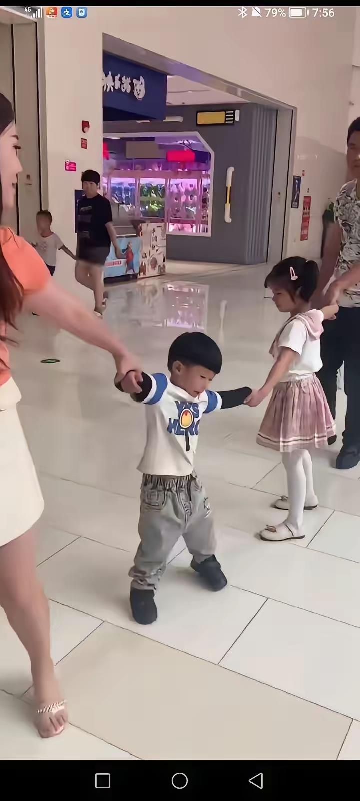 这段文字真切地描绘了婚姻中的矛盾与和解，尤其是离异夫妻因孩子而重新走到一起的温情