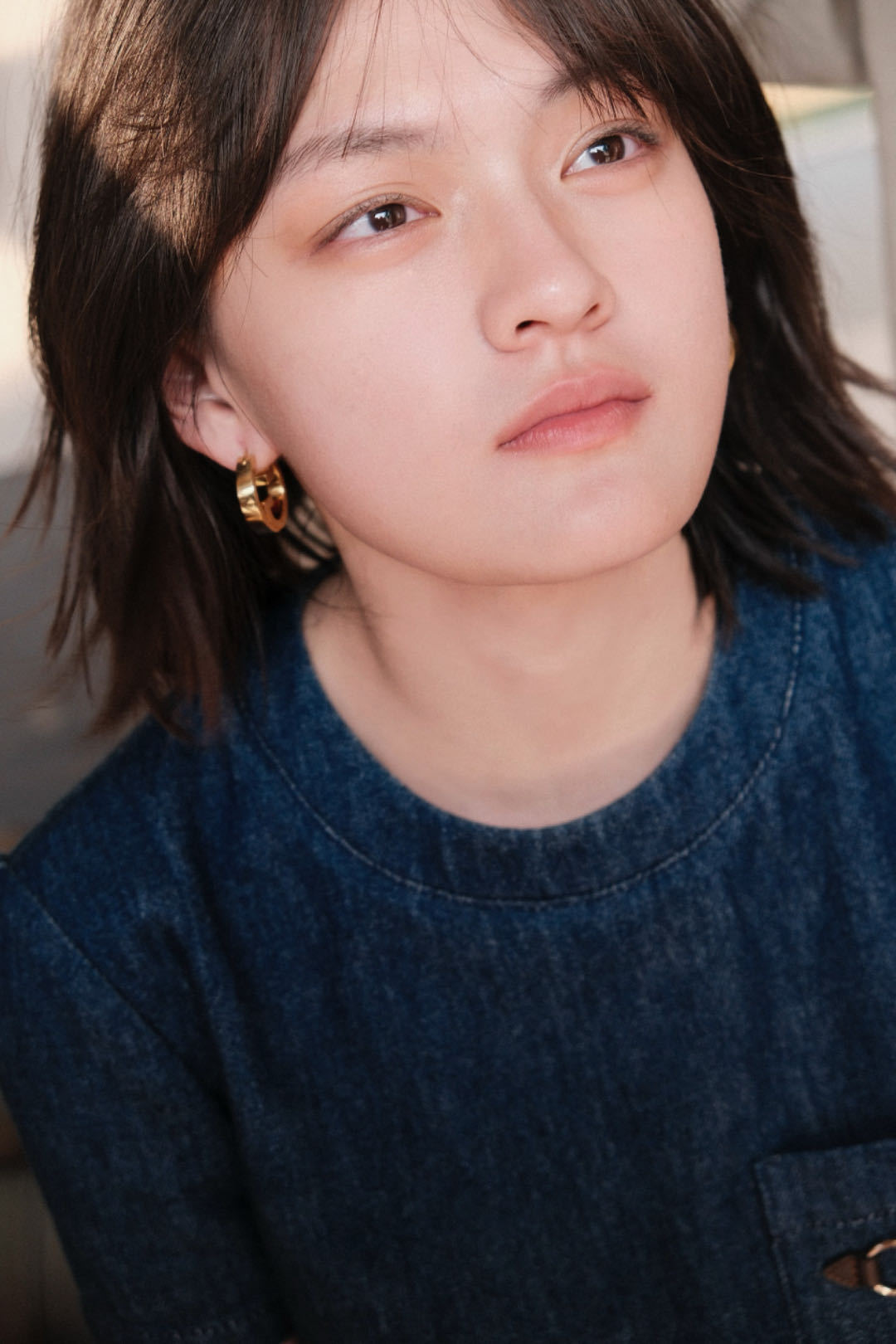 文淇在阳光下的随手定格 温柔明媚中带着骨子里的韧劲儿和生命力 有一种浑然天成的治