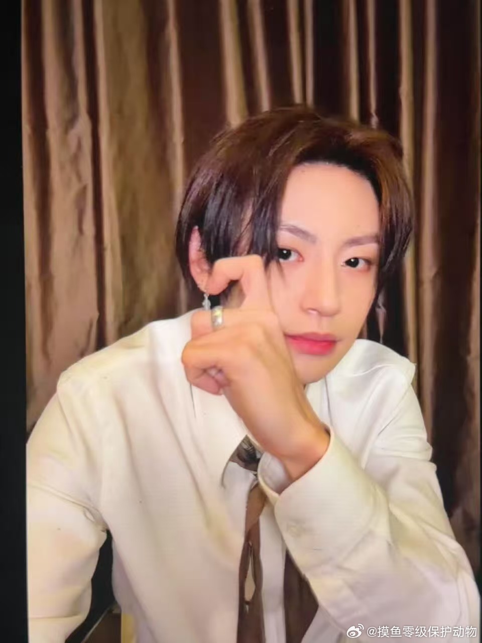 小鬼出道八周年直播 八年，足够一个人从青涩走到沉稳。小鬼把青春编进脏辫里，把热爱