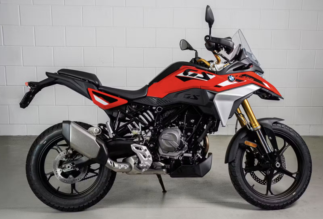 宝马在米兰正式发售了 F450GS，外观明显有着大哥 1300GS 的基因，不过