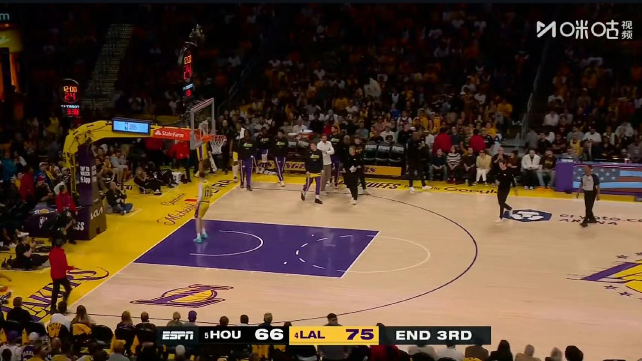 湖人和火箭正在打一场很复古的篮球，两队基本没有三分能力，全是禁区内得分！
湖人给