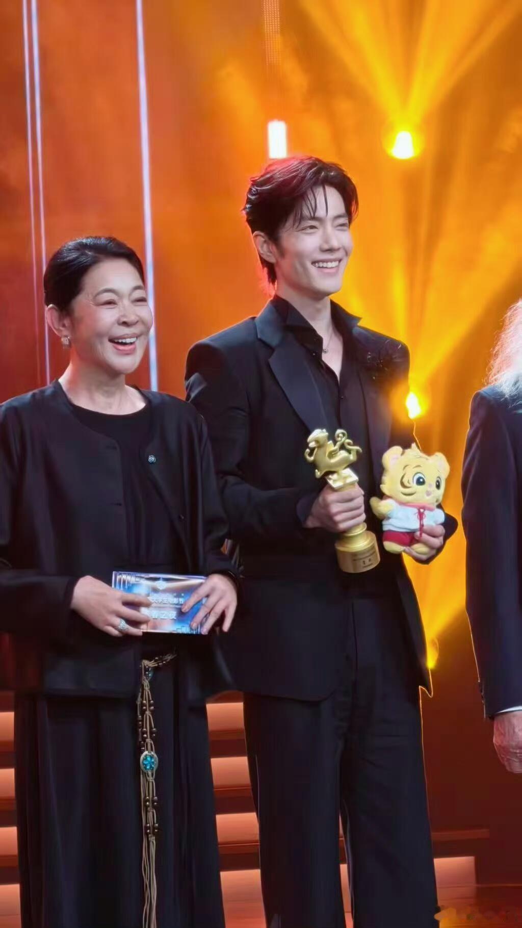 大奖小奖全部都接接接到永不厌倦肖战胸肌偷偷藏不住 肖战大影节影帝