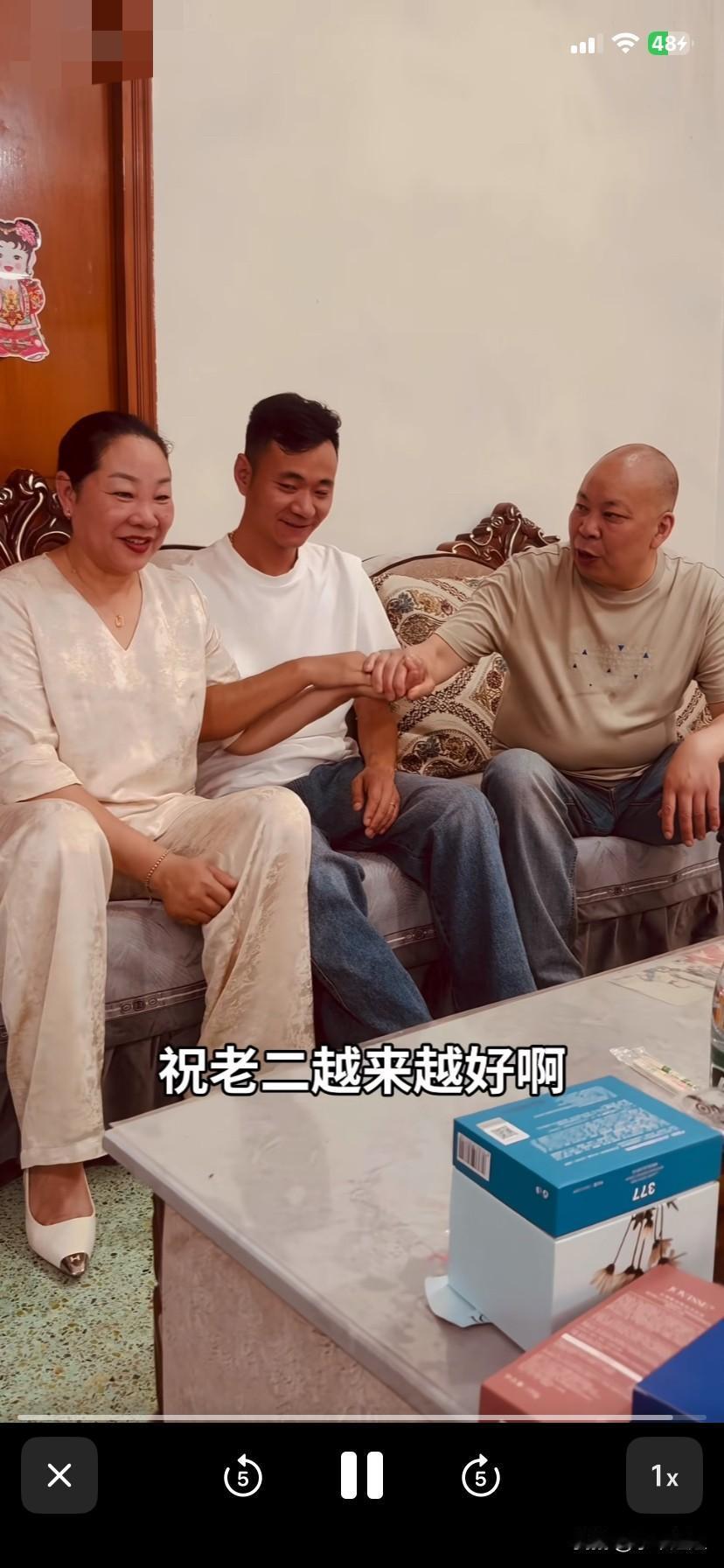 厉爸厉妈和怀远又要分开了！
在温州老家一家人团聚一起时的欢乐时光短暂温馨！
又到