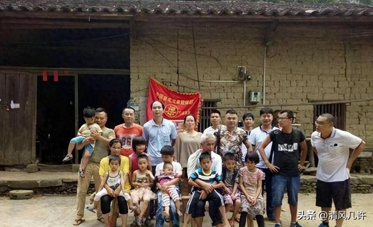 广西容县的陆红兰，一共生了15个孩子。
其中11个，是她独自在摇摇欲坠的土坯房里