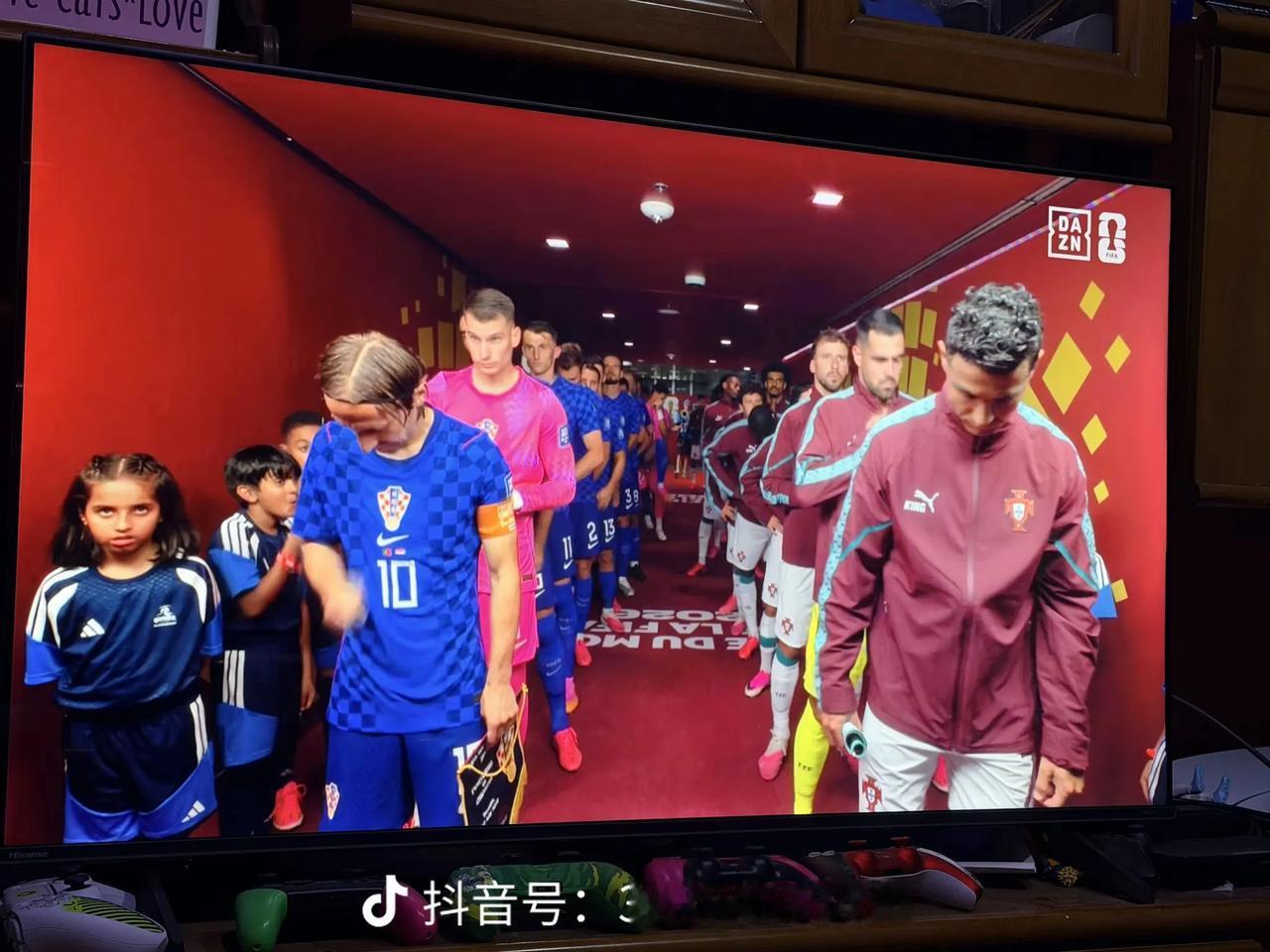 魔笛退场、青春谢幕！站在球员通道的CR7和魔笛都低着头，两个人都非常清楚，无论是