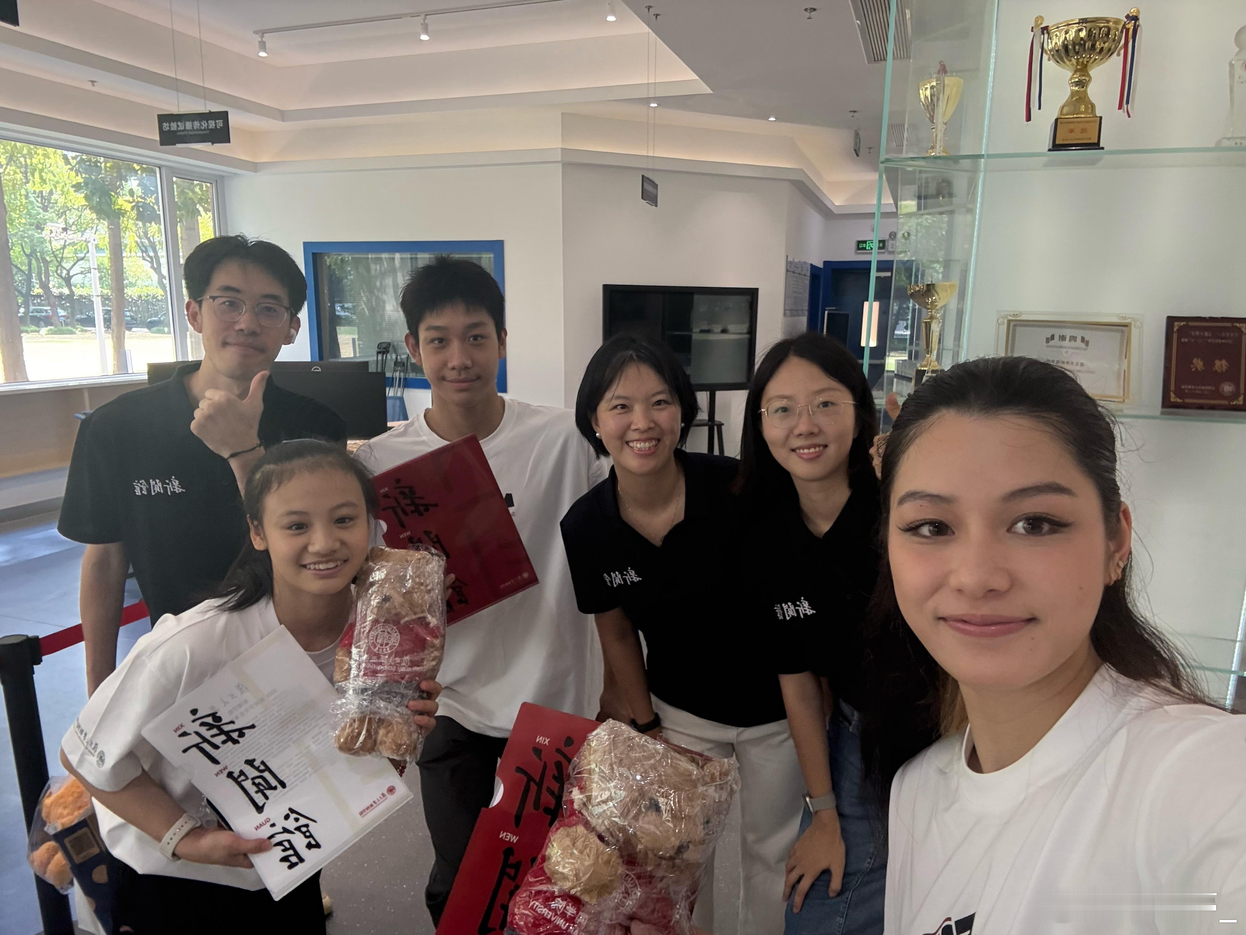 博学而笃志,切问而近思。很荣幸成为复旦大学新闻学院的一份子，也很开心解锁了新的身