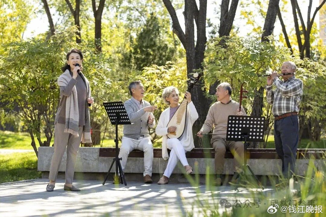 【浙江日报评：#老年人的生机勃勃不是罪#】“生机勃勃的老年人，死气沉沉的青年人。