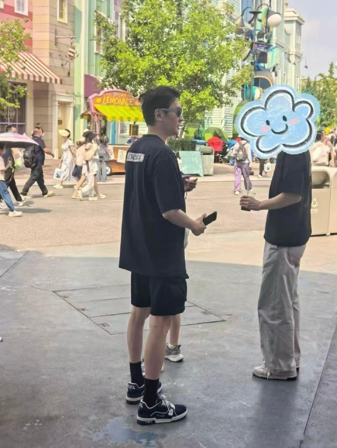 冯绍峰带想想游玩环球影城网友环球影城偶遇冯绍峰想想路人随手拍下一幕，冯绍峰牵着想