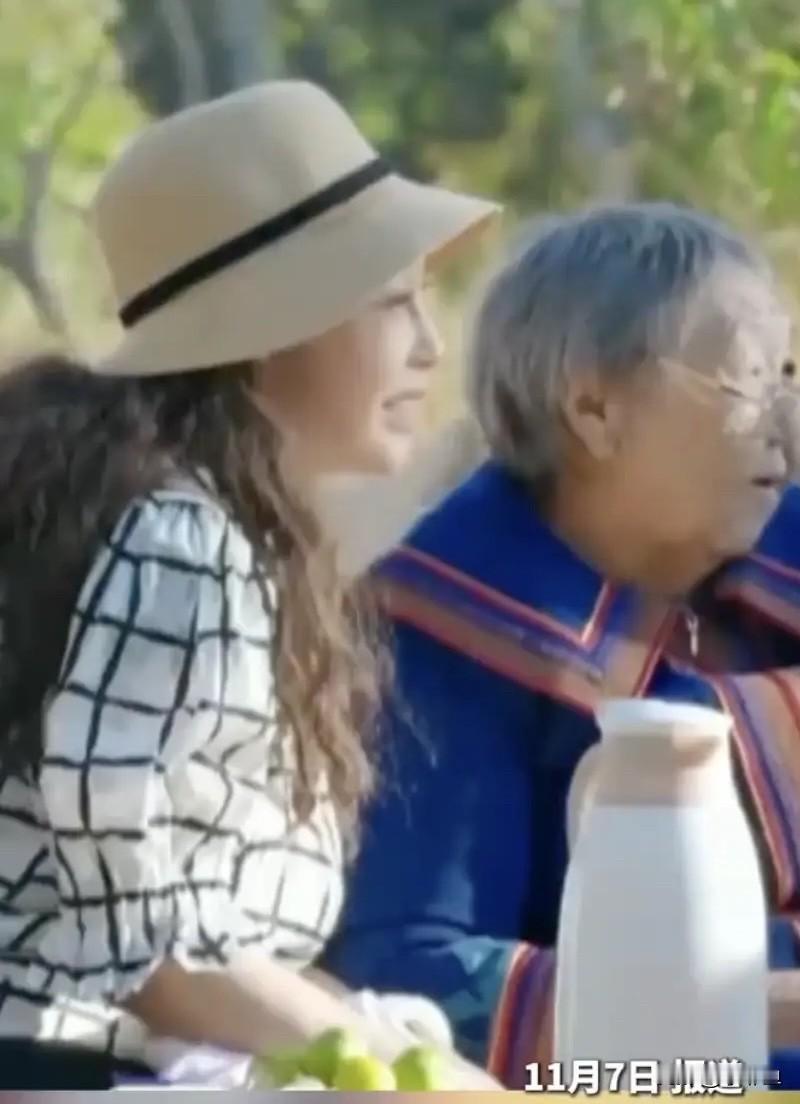 近日，刘晓庆在综艺节目中，遇到一50后老粉丝，刘晓庆和别人说帮我跟这位姥姥拍张合